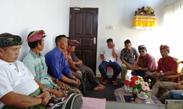 Pertemuan mediasi antara desa adat dengan pihak pemborong Wantilan desa (kanalbali/KR7)
