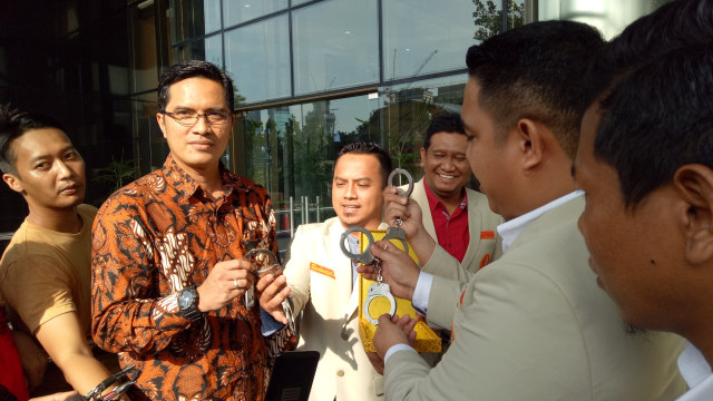 Penyerahan Borgol oleh Sekjen Pemuda Muhammadiyah sebagai bentuk dukungan kepada KPK dalam melawan teror. (Foto: Aprilandika Pratama/kumparan)