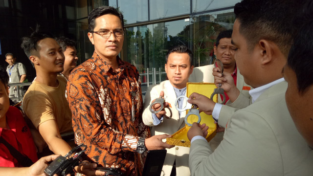 Penyerahan Borgol oleh Sekjen Pemuda Muhammadiyah sebagai bentuk dukungan kepada KPK dalam melawan teror. (Foto: Aprilandika Pratama/kumparan)