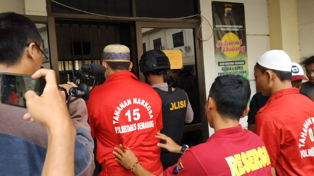 ABP saat digelandang ke tahanan Mapolrestabes Semarang.  (Foto: Afiati Tsalitsati/kumparan.)