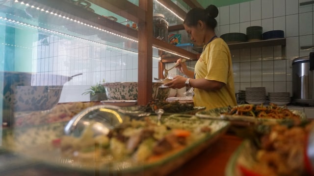 Suasana Rumah Makan Wahteg dikawasan Grogol, Jakarta Barat. (Foto: Iqbal Firdaus/kumparan)