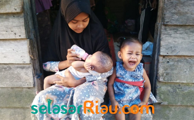 Kisah Pilu Gadis 14 Tahun di Riau Hidupi 2 Adiknya yang Masih Batita