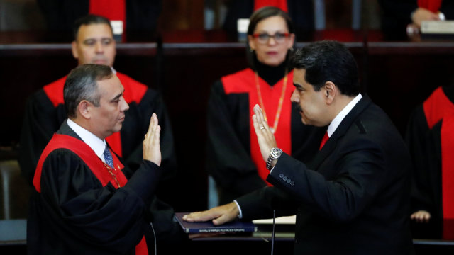 Presiden Venezuela Nicolas Maduro berbicara usai disumpah pada saat upacara pelantikan presiden di Caracas, Venezuela. (Foto: REUTERS / Carlos Garcia Rawlins)