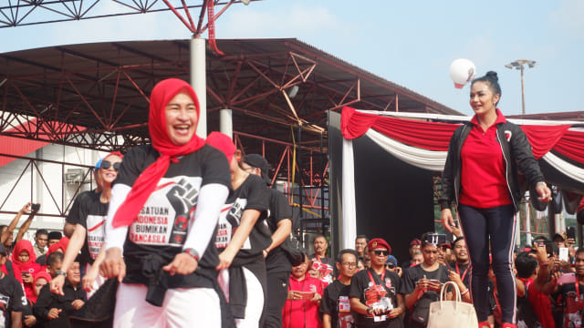 Salah satu artis sebagai bacaleg PDIP Krisdayanti (kanan), mengikuti flash mob di Rakornas hari kedua, Jumat (11/1).  Foto: Iqbal Firdaus/kumparan