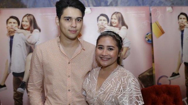 Pasangan artis Prilly Latuconsina dan Maxime Boutier saat hadir di acara malam #ceritaMOU dengan fans di kantor MD, Jakarta, Jumat (11/01/2019). (Foto: Ronny/kumparan)