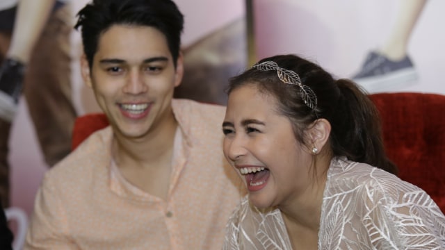 Pasangan artis Prilly Latuconsina dan Maxime Boutier saat hadir di acara malam #ceritaMOU dengan fans di kantor MD, Jakarta, Jumat (11/01/2019). (Foto: Ronny/kumparan)