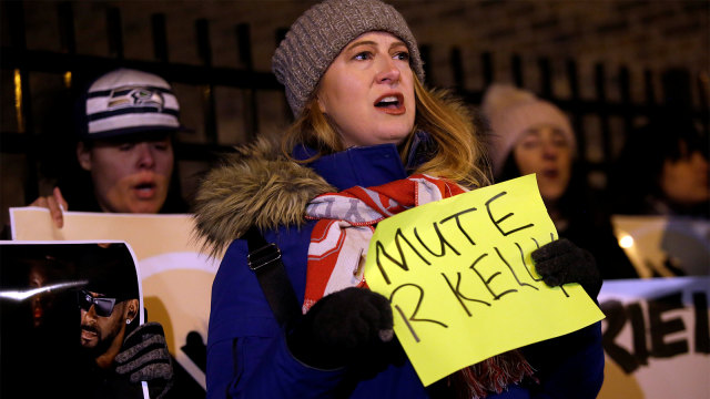 Aksi dukungan terhadap korban pelecehan seksual oleh R. Kelly di Chicago. (Foto: REUTERS/Joshua Lott)
