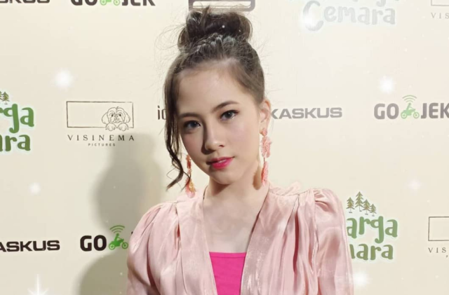 Gaya Serba Pink Adhisty Zara JKT48 saat Gala Premiere Film Keluarga Cemara