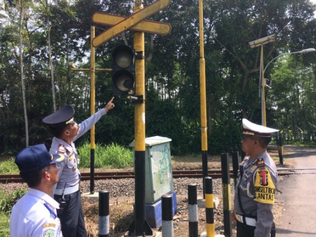 Duh! Perlintasan KA Tanpa Palang Pintu di Lumajang Tak Dilengkapi Rambu Peringatan
