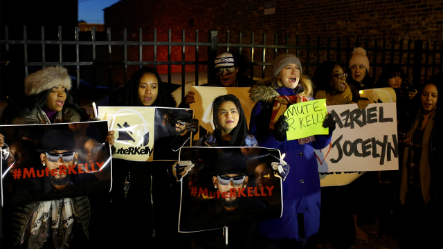 Aksi dukungan terhadap korban pelecehan seksual oleh R. Kelly di Chicago. (Foto: REUTERS/Joshua Lott)