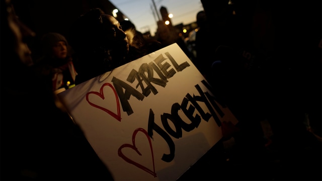 Aksi dukungan terhadap korban pelecehan seksual oleh R. Kelly di Chicago. (Foto: REUTERS/Joshua Lott)