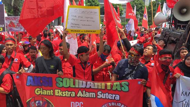 Asosiasi Pekerja Supermarket (Aspek) dan Serikat Pekerja Hero Supermarket Berdemonstrasi Akibat PHK Sepihak di Depan Kantor Hero, Bintaro, Tangerang Selatan, Jumat (10/1). (Foto: Darin Atiandina/kumparan)