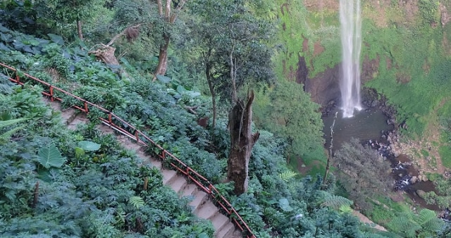 Jalanan setapak yang rapi menuju ke telaga Curug Cimahi. (Foto: Eka Situmorang)