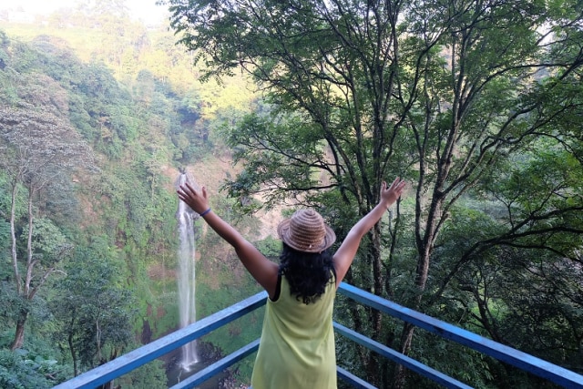 Eka Situmorang di Curug Cimahi (Foto: Eka Situmorang)