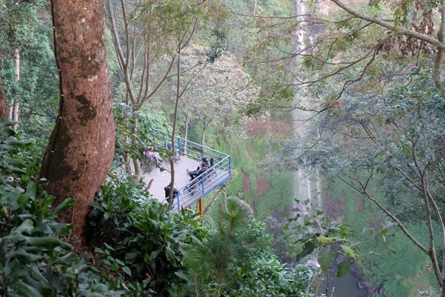 Pengunjung bisa duduk santai di teras balkon sambil menikmati pemandangan. (Foto: Eka Situmorang)