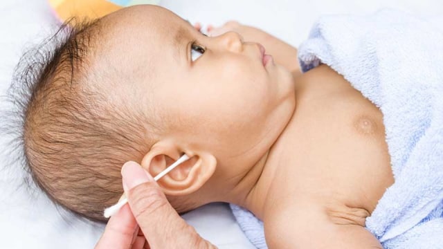 Membersihkan Telinga Bayi dengan Benar dan Aman