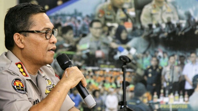 Kabid Humas Polda Metro Jaya Argo Yuwono saat konfrensi pers terkait penangkapan penyebar Hoax 7 Kontainer surat suara tercoblos di Jakarta Utara, Jumat (11/1). Foto: Helmi Afandi Abdullah/kumparan