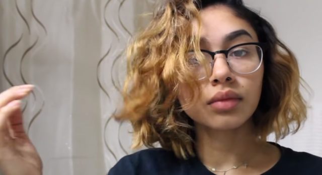 4 Cara Mudah untuk Membuat Keriting pada Rambut Pendekmu (4)