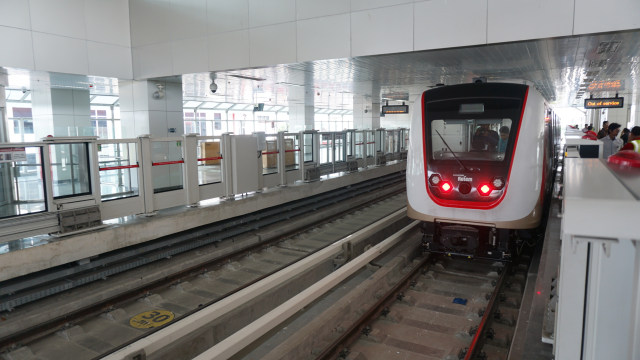 Suasana di sekitar Stasiun LRT Velodrome Jakarta Timur yang masih dalam proses pembangunan.  Foto: Iqbal Firdaus/kumparan 