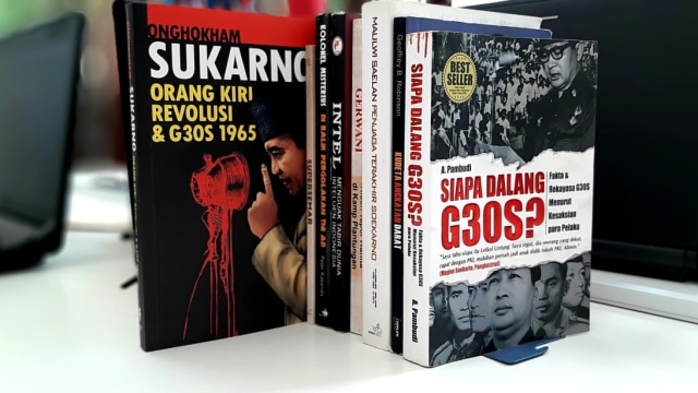 Buku sejarah berjudul "Sukarno, Orang Kiri, Revolusi, dan G30S" ikut disita tentara. (Foto: Dok. Istimewa)