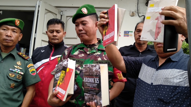 Anggota TNI merazia buku-buku. (Foto: Langkan/Irwan Saputra)