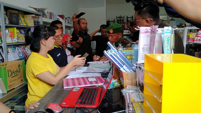 Toko buku yang dirazia tentara. (Foto: Langkan/Irwan Saputra)