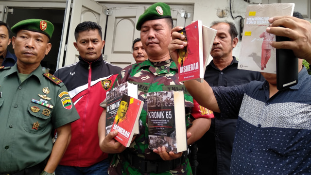 Anggota TNI merazia buku-buku. (Foto: Langkan/Irwan Saputra)