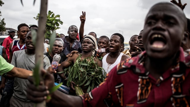 Pendukung Felix Tshisekedi, kandidat yang terpilih sebagai pemenang sementara dalam pemilihan presiden Republik Demokratik Kongo, merayakan di jalanan Kinshasa. (Foto: AFP/John Wessels)