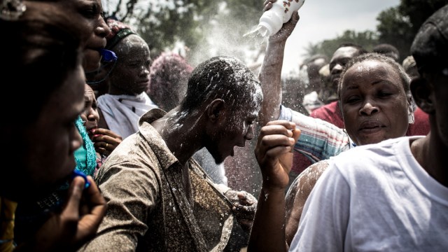 Para pendukung Felix Tshisekedi, yang dinobatkan sebagai pemenang sementara pemilihan presiden Republik Demokratik Kongo, merayakan dengan bedak. (Foto: AFP/John Wessels)