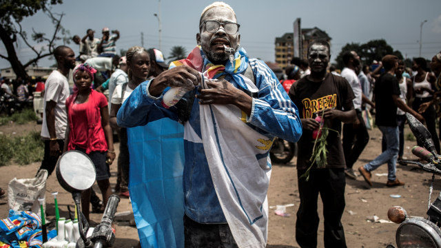 Para pendukung Felix Tshisekedi, yang dinobatkan sebagai pemenang sementara pemilihan presiden Republik Demokratik Kongo, merayakan dengan bedak. (Foto: AFP/John Wessels)