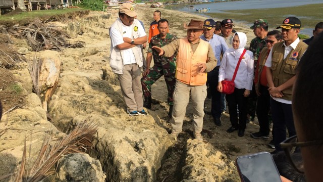 Kepala Pusat Penelitian Geoteknoligi LIPI, Eko Yulianto (rompi oranye) menjelaskan soal koral besar yang terbawa oleh tsunami kepada Kepala BNPB Letjen Doni Monardo. (Foto: Fachrul Irwinsyah/kumparan)
