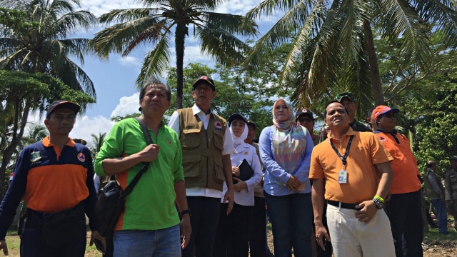 Kepala BNPB, Doni Monardo beserta staff saat meninjau lokasi terdampak tsunami Selat Sunda di Tanjung Lesung. (Foto: Fachrul Irwinsyah/kumparan)