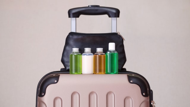 Ilustrasi toiletries untuk cairan yang akan dibawa ke dalam pesawat (Foto: Shutter Stock)