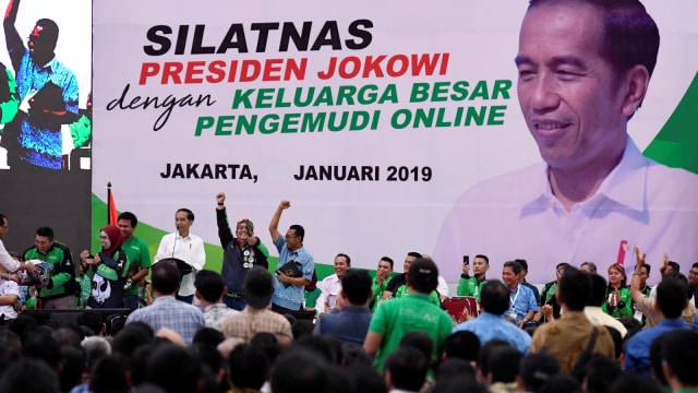 Presiden Joko Widodo (ketiga kiri) berbincang dengan pengemudi online saat menghadiri Silatnas Keluarga Besar Pengemudi Online di Jakarta. (Foto: Antara/Puspa Perwitasari)