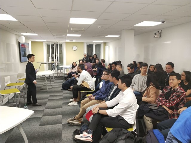 Berbagi ilmu mengenai Dana Desa bersama Budiman Sujatmiko di LSE London (2)