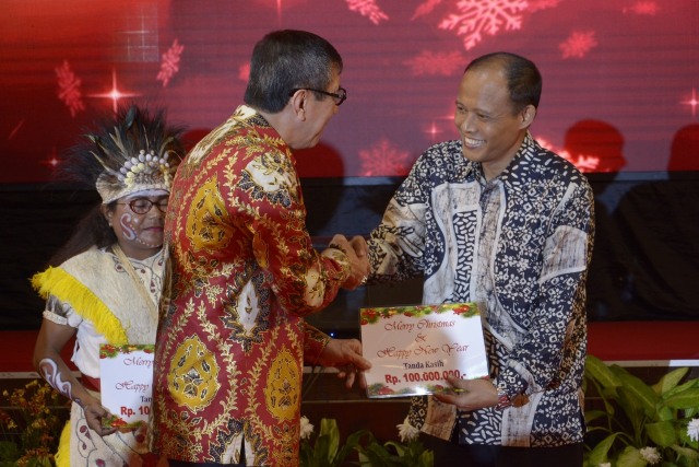 Menkumham Yasonna Laoly memberikan tanda kasih kepada perwakilan panti asuhan. (Foto: Kemenkumham)