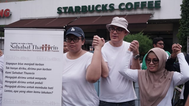 Komunitas korban bom Thamrin bernama 'Sahabat Thamrin' menyampaikan sikap di depan Starbucks, Jalan MH Thamrin, Jakarta, Minggu (13/1). (Foto: Jamal Ramadhan/kumparan)