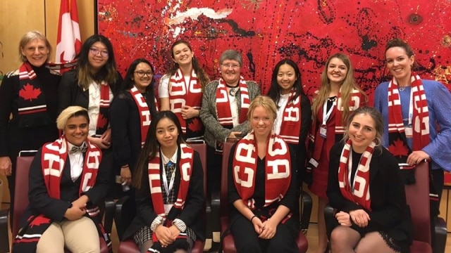 Ashafina (depan, kedua dari kiri) bersama delegasi sekolah Branksome Hall di dan Dubes Kanada saat THIMUN 2018. (Foto: Dok. Branksome Hall School)