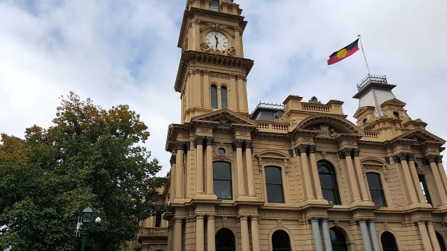 Bendigo Town Hall. Jam terpancang di menaranya. (Foto: Christine Gardner/Pixabay)