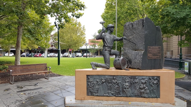 Monumen The Cornish Miner untuk menghormati para penambang di Bendigo. (Foto: Christine Gardner/Pixabay)