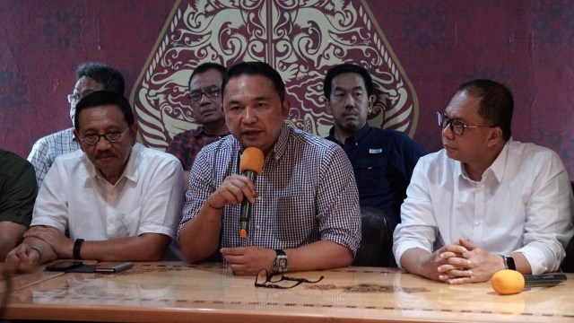 Sekjen INACA Tengku Burhanudin, Ketua INACA Askhara Danadiputra, Dirut AP 2 M. Awaluddin, Direktur Niaga Garuda Indonesia Pikri Ilham Kurniansyah (kiri ke kanan) dalam konpers harga tiket pesawat di Restoran Batik Kuring, SCBD, Jakarta, Minggu (13/1). Foto: Jamal Ramadhan/kumparan