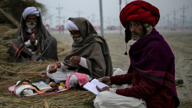 Sejumlah orang berdoa setelah berenang di Sangam, pertemuan sungai Gangga, Yamuna dan Saraswati. (Foto: REUTERS/Danish Siddiqui)