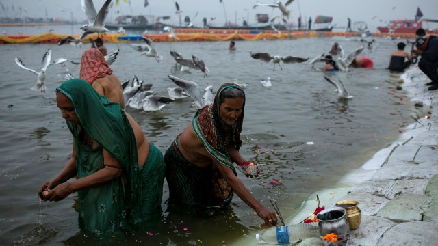 Sejumlah orang berdoa setelah berenang di Sangam, pertemuan sungai Gangga, Yamuna dan Saraswati. (Foto: REUTERS/Danish Siddiqui)