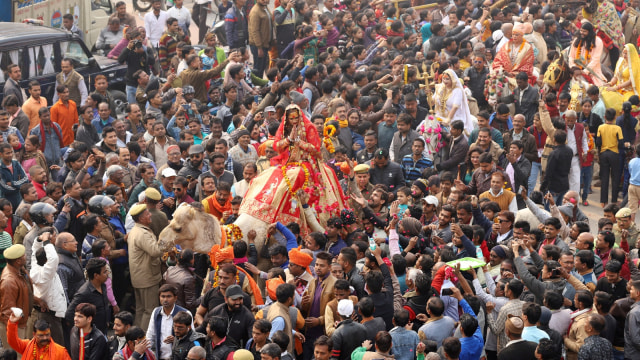Lakshmi Narayan Tripathi, kepala "Kinnar Akhara", mengendarai unta selama prosesi keagamaan. (Foto: REUTERS/Jitendra Prakash)
