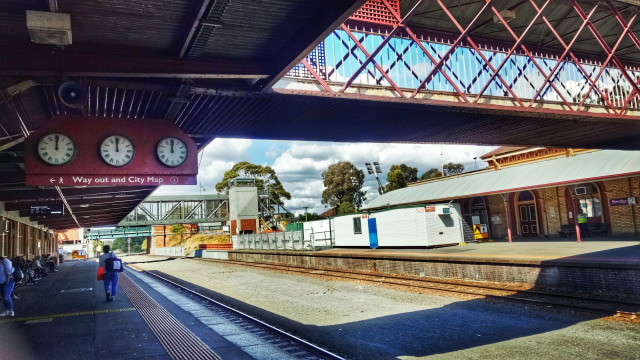 Peron Stasiun Bendigo. Di atasnya, terpasang tiga jam yang semua mati. (Foto: Anggi Kusumadewi)