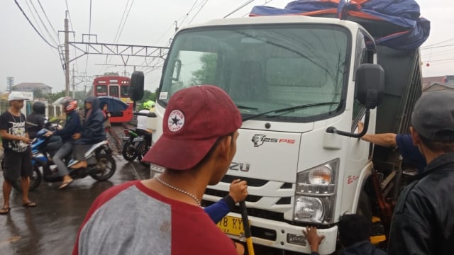 Sebuah truk  masuk jalur kereta api di dekat Stasiun Citayam.  (Foto: Dok. PT KCI)
