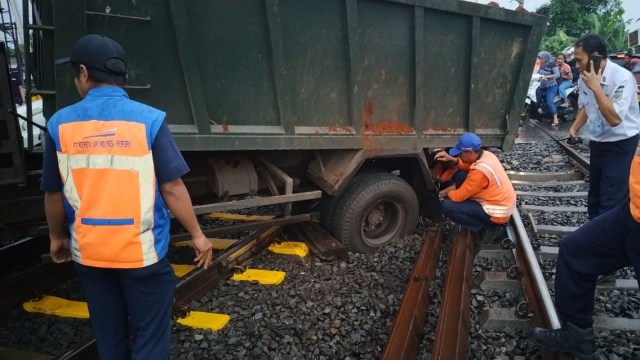 Sebuah truk  masuk jalur kereta api di dekat Stasiun Citayam.  (Foto: Dok. PT KCI)