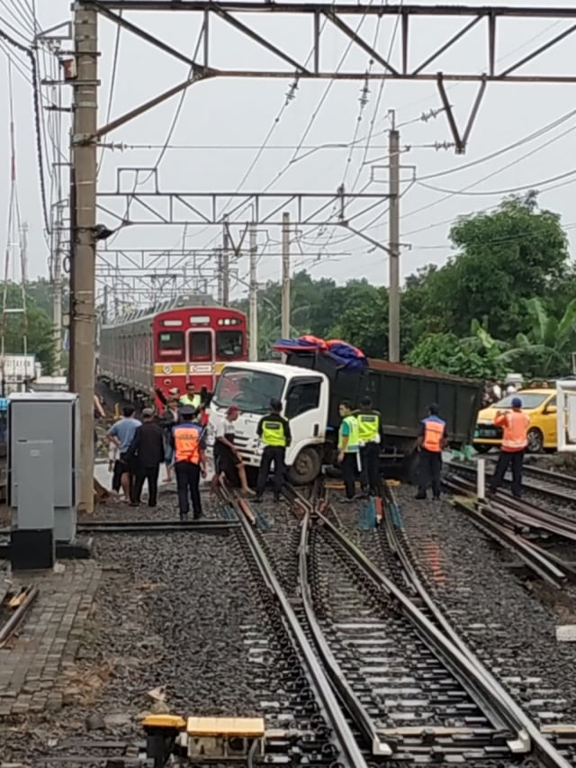 Sebuah truk  masuk jalur kereta api di dekat Stasiun Citayam.  (Foto: Dok. PT KCI)