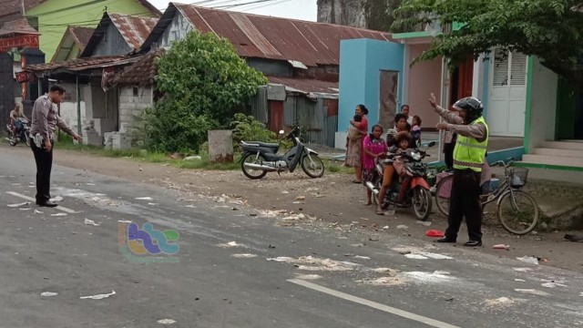 Petugas sedang melakukan olah TKP, di jalan raya Bojonegoro - Ngawi, Desa Padangan Kecamatan Padangan Bojonegoro, Minggu (13/01/2019) pagi.