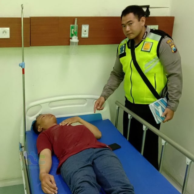 Pengendara sepeda motor Honda Supra 125 Nopol K 2503 SY, Nur Wahid Septiawan, saat dalam perawatan di RSUD Padangan.